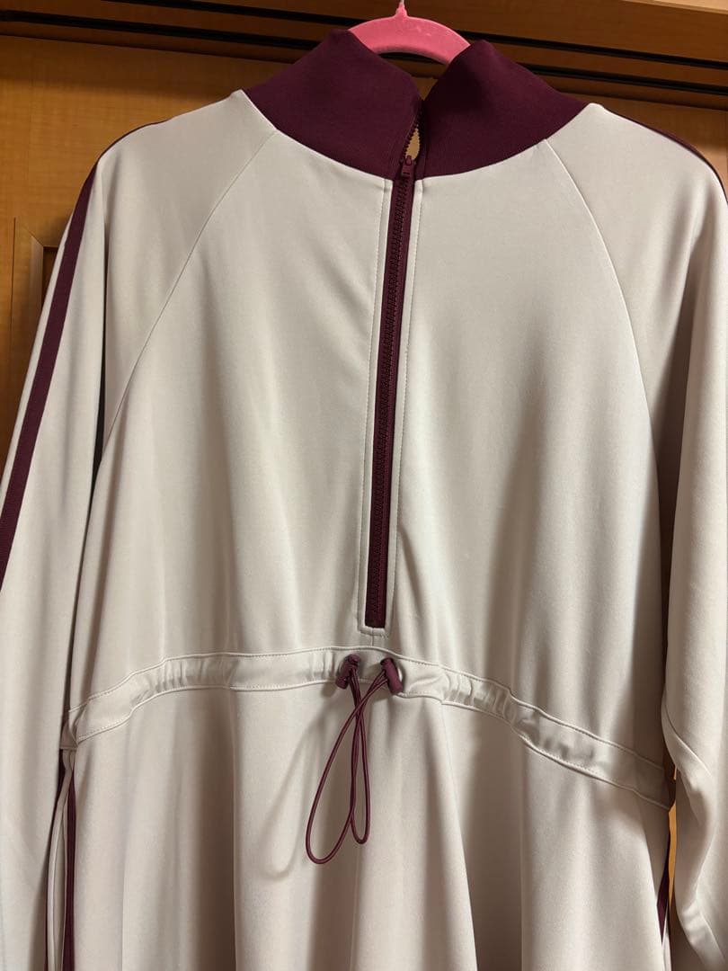 プニュズ フリルジャージーワンピース アイボリー/ボルドー サイズ3